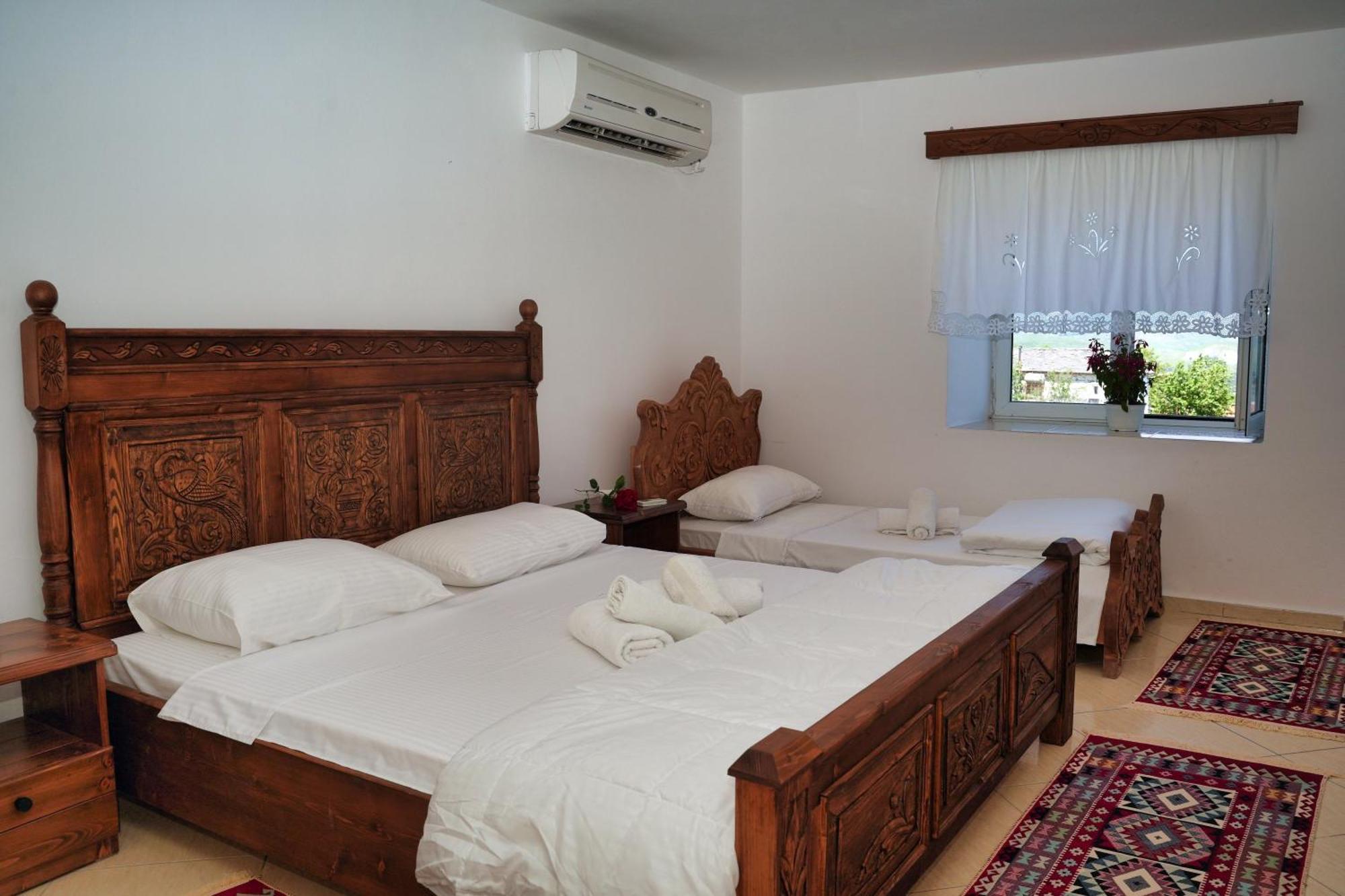 Guri Guesthouse ジロカストラ エクステリア 写真
