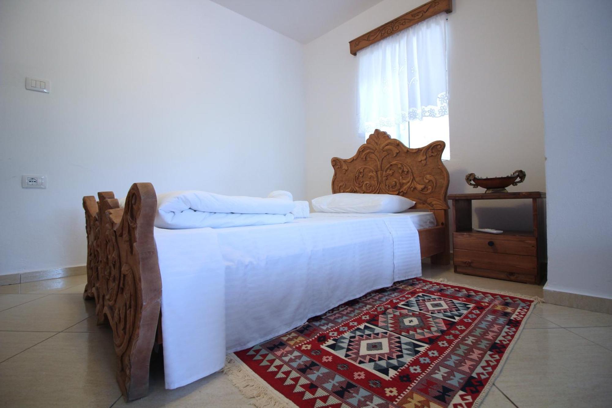 Guri Guesthouse ジロカストラ エクステリア 写真