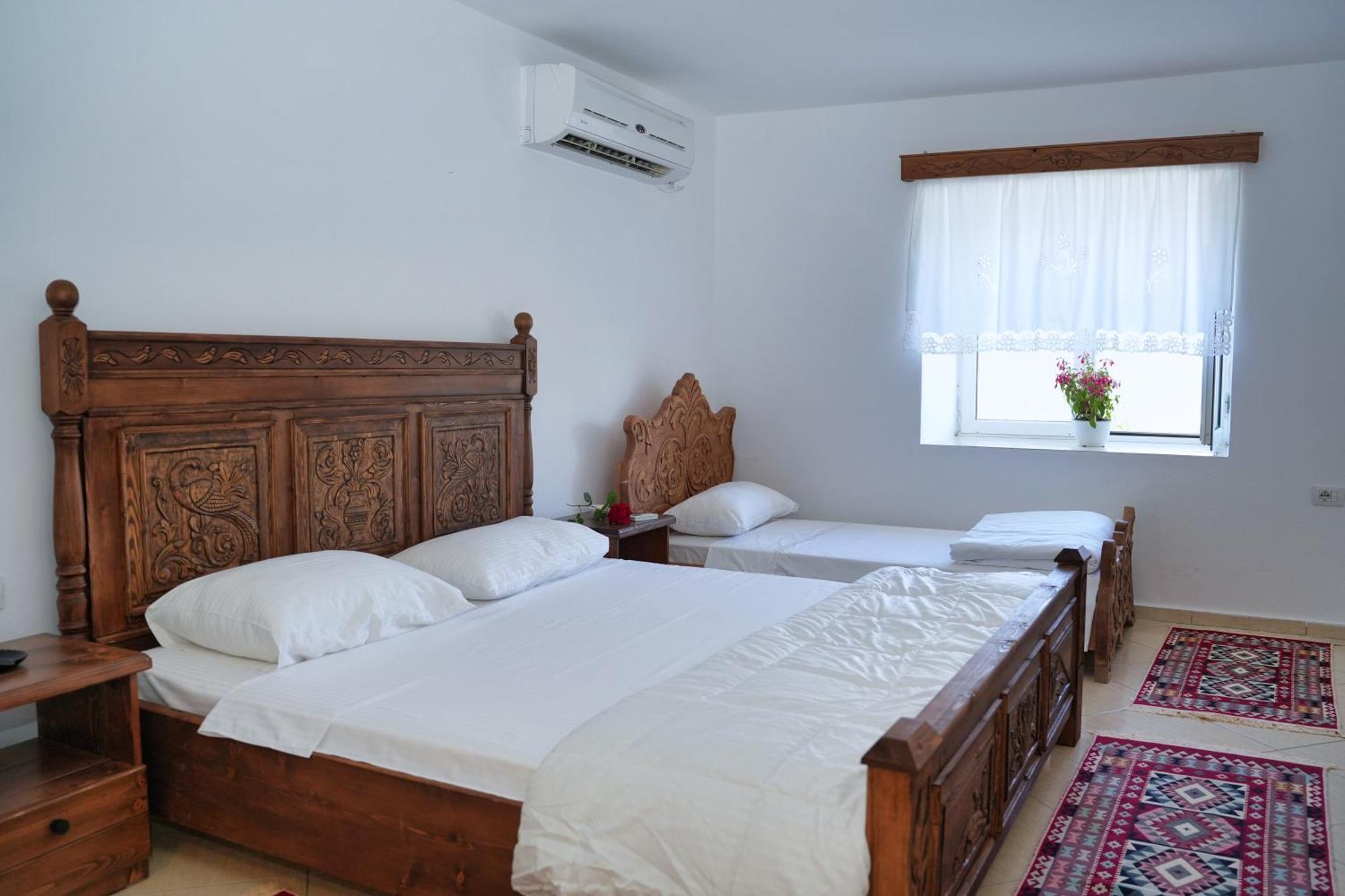 Guri Guesthouse ジロカストラ エクステリア 写真
