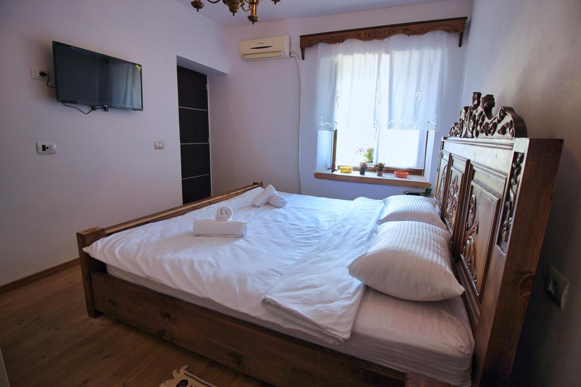 Guri Guesthouse ジロカストラ エクステリア 写真