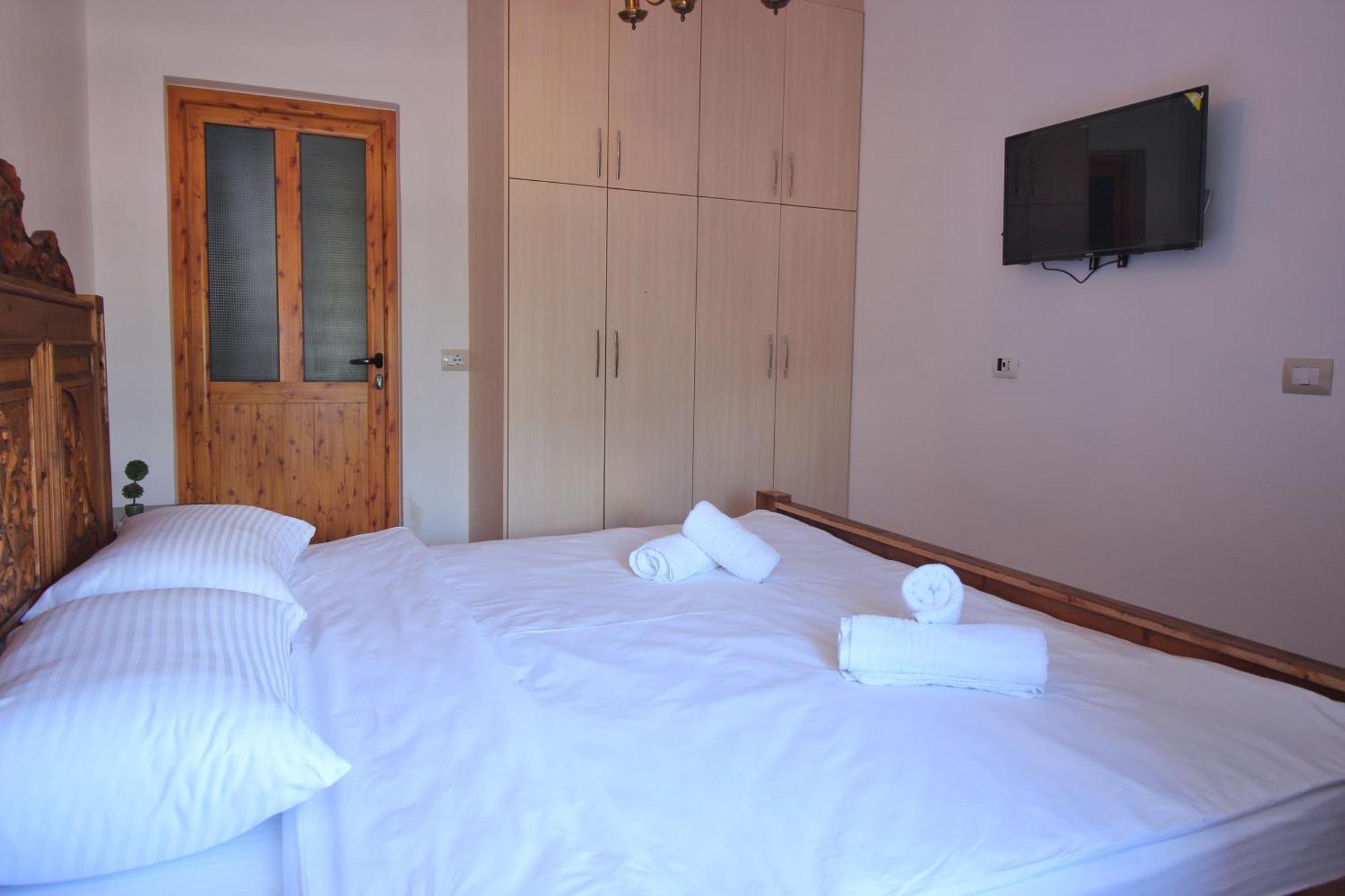 Guri Guesthouse ジロカストラ エクステリア 写真
