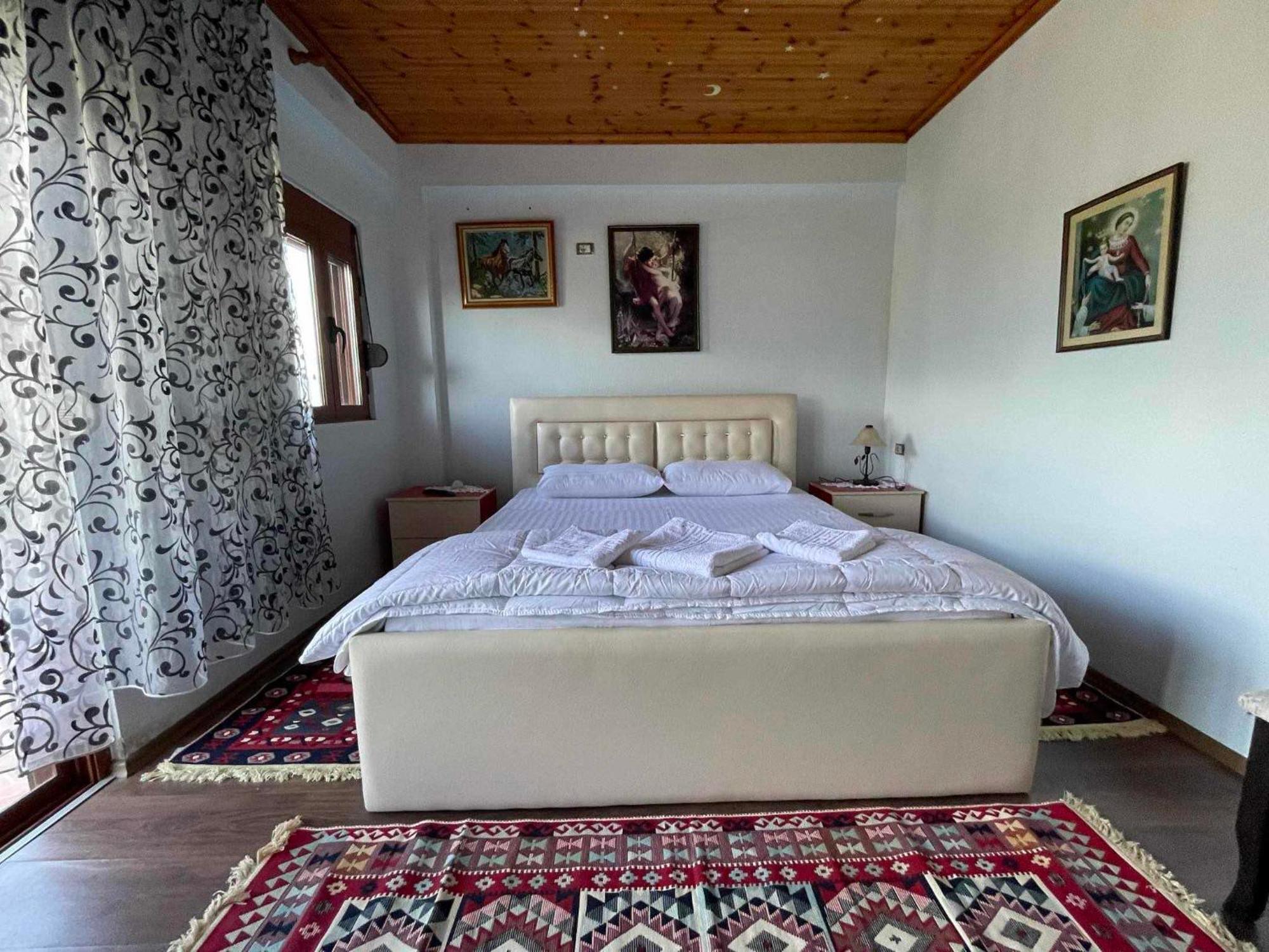 Guri Guesthouse ジロカストラ エクステリア 写真